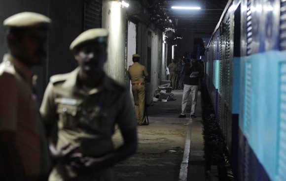 எக்மோர் ரயில் நிலையத்தில் அதிர்ச்சி – 3 சிறுமிகள் மீட்பு, 8 கிலோ கஞ்சா பறிமுதல்; ஒருவரை கைது செய்த போலீஸ்